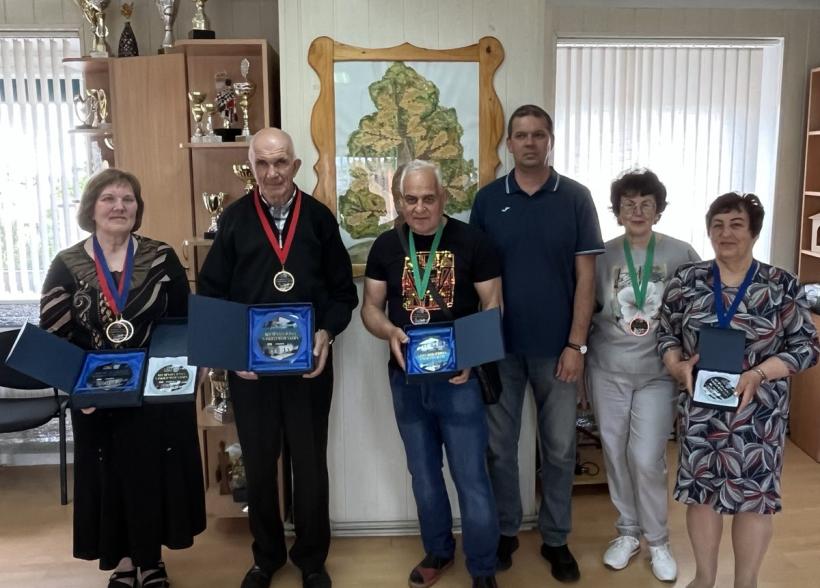 Pasibaigė Kelmės rajono šaškių pirmenybės, kurių nugalėtojais tapo Jonas ir Janina Samušiai