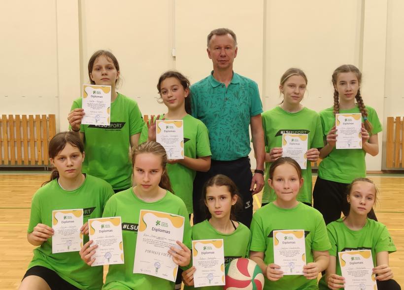 Lietuvos didžiųjų mokyklų žaidynių zoninės kvadrato varžybose mergaitės pirmos("Aukuro" pagr. m.), berniukai - antri ("Kražantės" prog.)