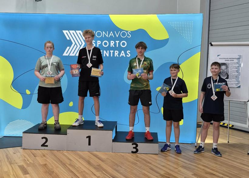 Jonavoje tarptautiniame stalo teniso turnyre, skirtame trenerių V. Moskovkos ir V. Šimanskienės atminimui Matas Kušeliauskis iškovojo sidabro medalį