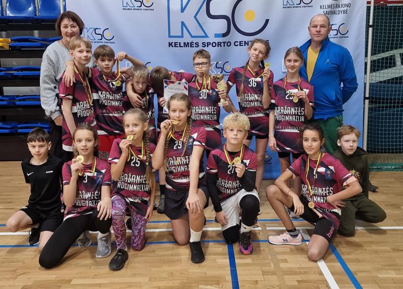 Rajono mokyklų žaidynių pradinių klasių kvadrato varžybas laimėjio „Kražantės" progimnazijos komanda
