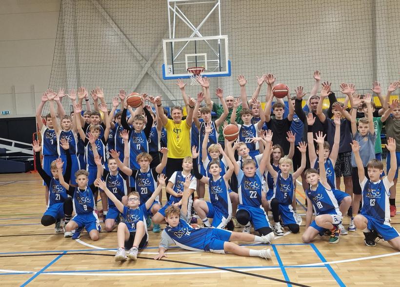 Vykdydami projektą "Diena su legenda" į sporto centrą atvyko legendiniai krepšininkai Valdemaras Chomičius ir Virginijus Praškevičius