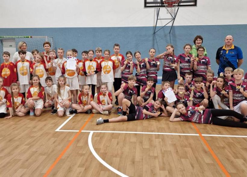 Rajono mokyklų žaidynių pradinių klasių estafečių varžybas „D.S.V." užtkrintai laimėjo „Kražantės" progimnazijos komanda