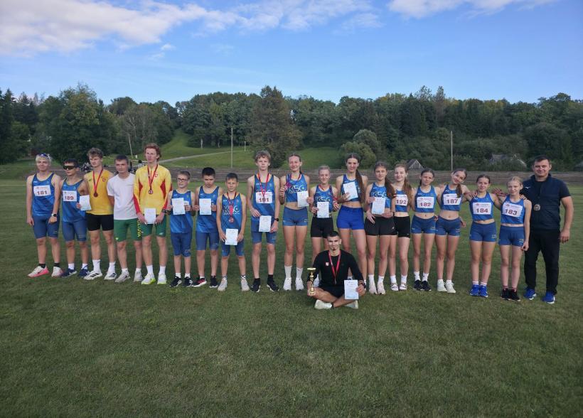 Kelmės sporto centro bėgikai rajonų grupėje trečio Lietuvos kroso etapo čempionai