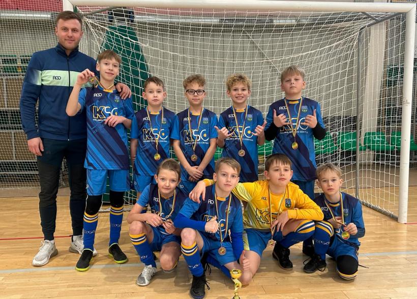 Vasario 15 d. Radviliškyje sporto centro jaunieji futbolininkai dalyvavo futbolo turnyre