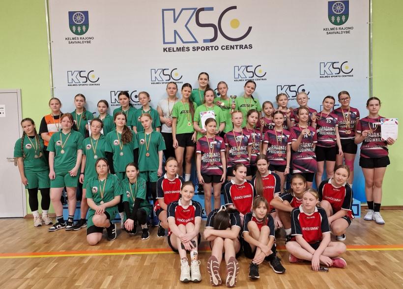 Rajono mokyklų žaidynių mergaičių futbolo varžybas laimėjo "Aukuro" pagrindinė mokykla, berniukų futbolo varžybas laimėjo "Kražantės" progimnazija