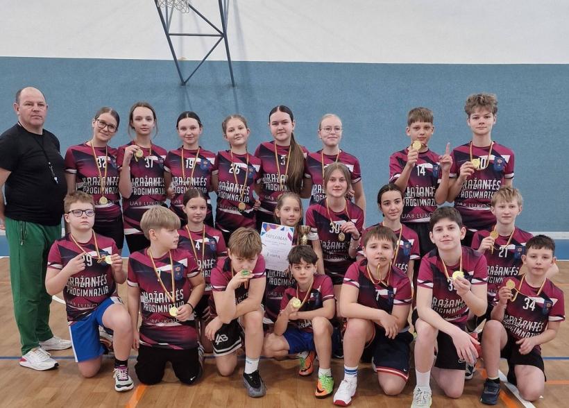 Rajono mokyklų žaidynių 5-6 klasių "D.S.V." estafečių varžybas laimėjo "Kražantės" progimnazija