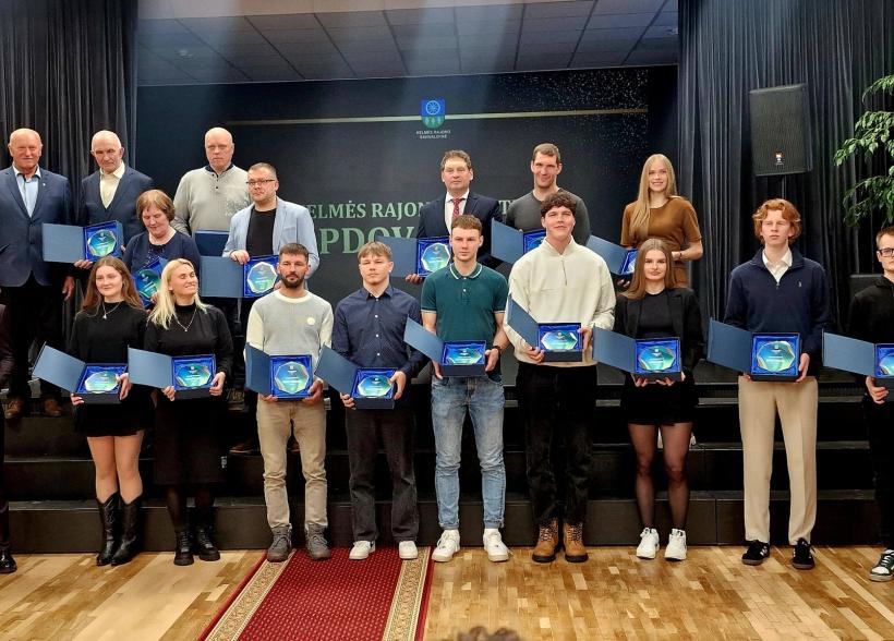 2025 metų Kelmės rajono sportininkų apdovanojimuose būrys Kelmės sporto centro auklėtinių ir trenerių