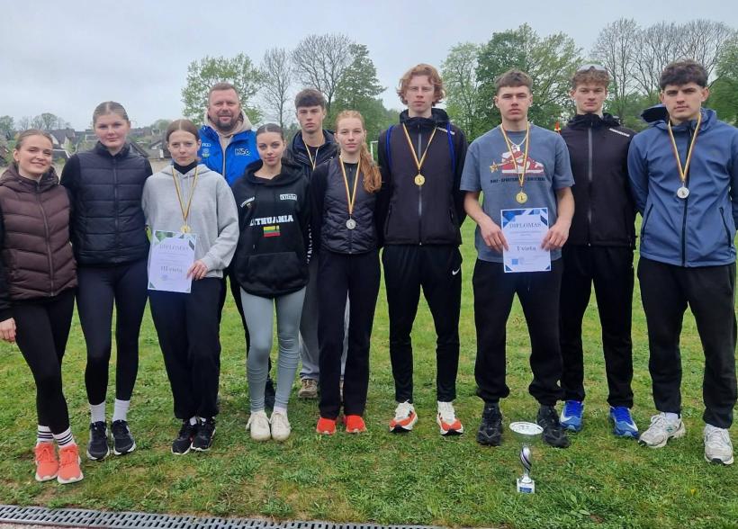 Rajono mokyklų žaidynių lengvosios atletikos varžybas laimėjo J. Graičiūno gimnazijos vaikinų ir Užvenčio Š. R. pagr. mokyklos merginų komandos